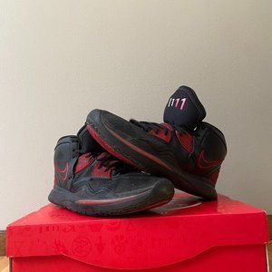 Men's size 10 Kyrie Infinty basketball shoes